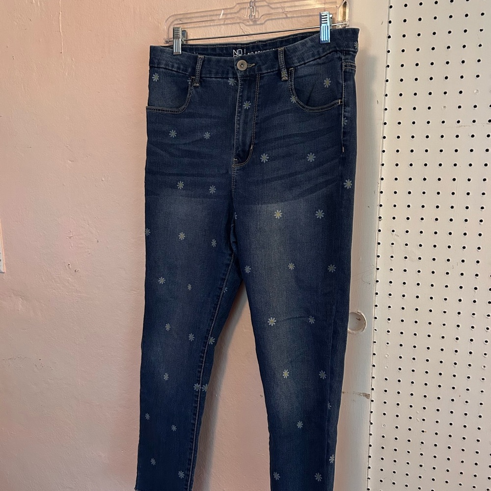 (SOLD) No Boundaries Blue Ankle Cropped Jeans with Daisy Pattern